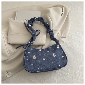 Vue détaillée du sac en denim avec motifs ours en peluche et bandoulière à volants style nuage
