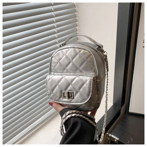 Details des silbernen gesteppten Mini-Rucksacks mit Metallketten und Drehverschluss