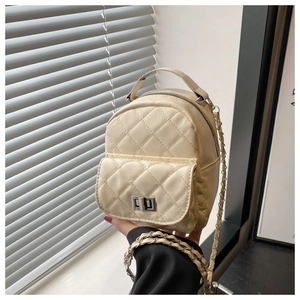 Detailaufnahme des beigen Stepprucksacks mit silbernem Drehverschluss und Kettenriemen