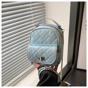 Detailansicht der hellblauen gesteppten Mini-Tasche mit Kettengurt und Drehverschluss