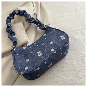 Détail du sac bandoulière en jean avec motifs d'ours et bandoulière à volants