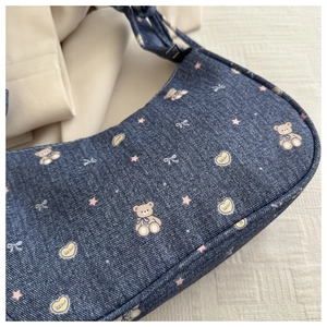 Vue détaillée du sac à épaule en jean avec imprimés mignons d'ours et de nœuds
