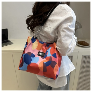 Detail of colorful geometric pattern shoulder bag with metal chain and JINGPIN fashion tag