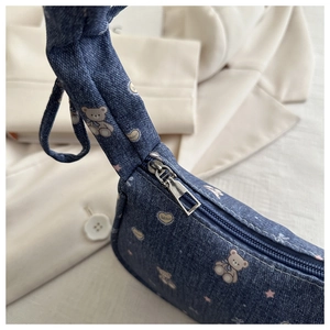 Gros plan du sac bandoulière en denim avec imprimés ours en peluche et motifs d'étoiles