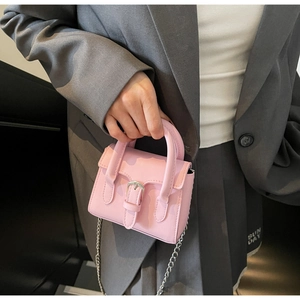 Détail du mini sac porté croisé rose avec boucle argentée et bandoulière chaîne