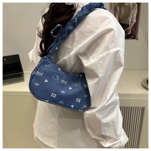 Vue arrière d'un sac à bandoulière en denim bleu avec imprimés Hello Kitty et bandoulière