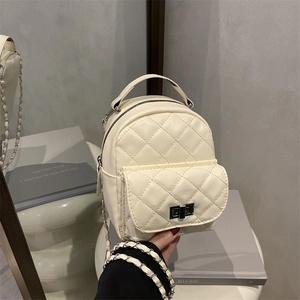 Minimalistischer beiger gesteppter Mini-Rucksack mit Silberkette und Drehverschluss