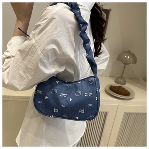 Détail du sac à bandoulière en denim avec motif Hello Kitty et bandoulière plissée