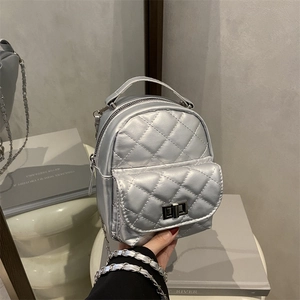 Silberner Mini-Rucksack mit Steppmuster, Kettenriemen und Metallverschluss in schicker Optik