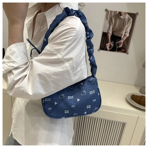 Détail du sac à épaule en denim avec bandoulière plissée et motifs Hello Kitty