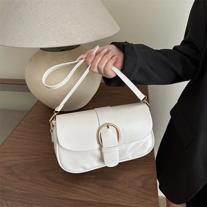 Petit sac vintage blanc en similicuir avec boucle fer à cheval dorée et bandoulière