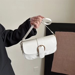 Détail du sac à bandoulière blanc texturé avec boucle dorée et fermeture à rabat
