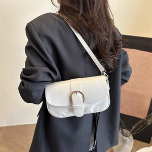 Sac sous le bras rétro minimaliste en cuir blanc avec boucle dorée sur blazer