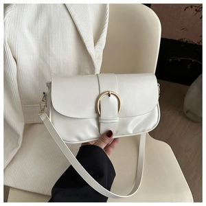 Détail du sac selle crème vintage avec grand anneau en D doré et similicuir lisse