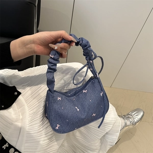 Sac fourre-tout en jean bleu avec broderie nœud rose et poignée froissée
