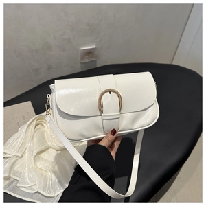 Gros plan du sac bandoulière en similicuir blanc avec boucle en U dorée élégante