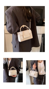 Détail du petit sac carré minimaliste en cuir ciré crème avec gaufrage Fashion & Bags