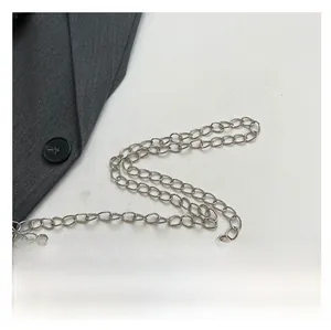Primer plano detallado de una cadena de metal plateado para bolsos elegantes