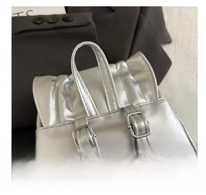 Nahaufnahme der silbernen Metallic-Rucksack-Textur mit verstellbarer Metallschnalle