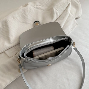 Sac à bandoulière en cuir argenté avec compartiments internes et boucles dorées