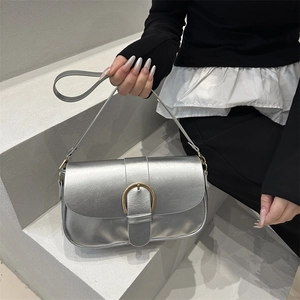 Sac bandoulière en cuir argenté avec boucle dorée vintage au design minimaliste
