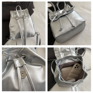 Detailsicht des silbernen Schleifenrucksacks mit Kordelzug und Magnetverschluss