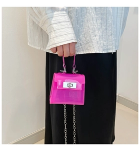 Primer plano de mini bolso jelly rosa transparente con broche plateado y cadena
