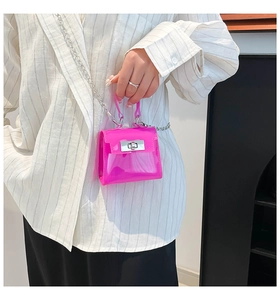 Detalle del mini bolso jelly rosa transparente con cierre plateado y correa de cadena