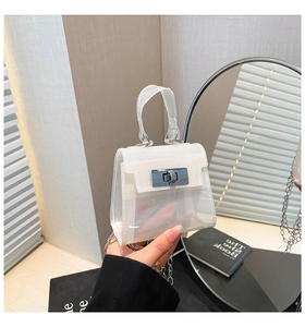 Detalle del mini bolso de PVC transparente con cierre giratorio de plata y cadena de metal