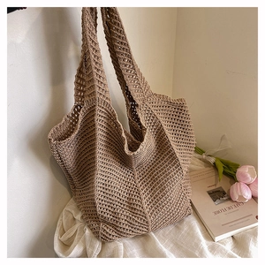 Gros plan du sac fourre-tout au crochet kaki ajouré avec une grande capacité de rangement