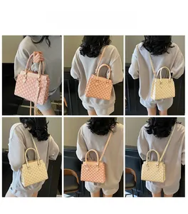 Vues détaillées de sacs à bandoulière roses et beiges avec motif M et fermoirs métal