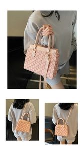Trois vues du sac à main rose avec motif en M et lettrage doré fashion et chic