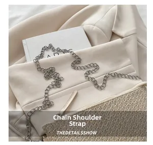 Detail der gewebten Strohtasche mit edler Kettenschultergurt und schickem Reißverschluss
