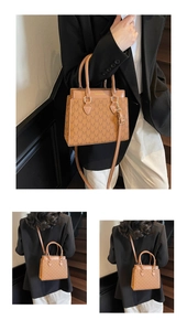 Détails d'un sac cabas marron avec monogramme M et finitions dorées sur la bandoulière