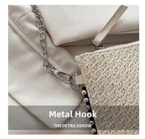 Nahaufnahme der gewebten Tasche mit silbernen Metallhaken und Kettenriemen-Details