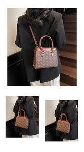 Détails d'un sac cabas marron avec motif à lettres M et poignées en cuir de qualité