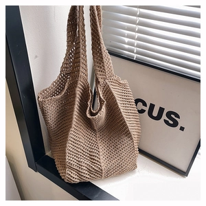 Gros plan détaillé sur le tricot évidé et le tissage en corde de coton de ce sac cabas
