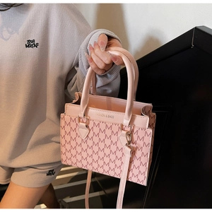 Rosafarbene Tragetasche mit M-Monogramm-Muster und FASHION & BAGS Logo-Schriftzug