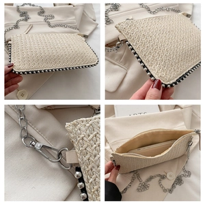 Detailansicht der Strohtasche mit silbernen Kugelnieten und Metallketten-Schultergurt