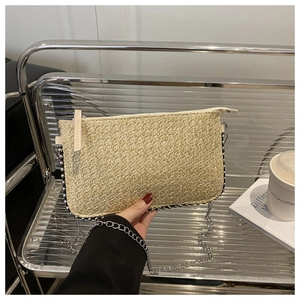 Detailansicht der beigefarbenen Web-Tasche mit Metallperlen und silberner Kette
