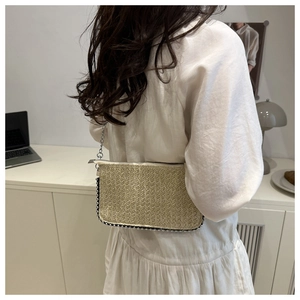 Detail der beige gewebten Achseltasche mit silbernem Perlenbesatz und Kettenriemen