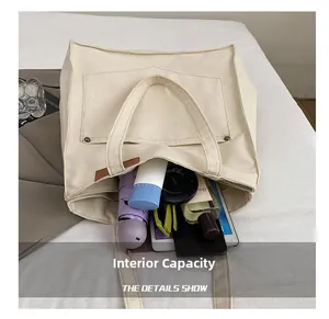 Vue détaillée de la grande capacité interne du sac fourre-tout en toile avec articles