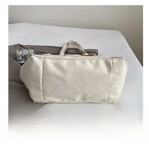 Vue détaillée du fond de sac en toile avec des coutures doubles renforcées