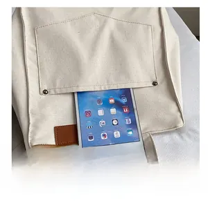 Vue détaillée de la poche latérale en toile avec rivets métalliques et rangement tablette