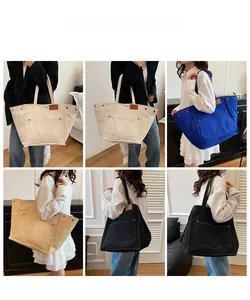 Mannequin portant des sacs cabas en toile en crème, bleu, kaki et noir en collage