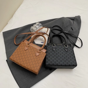 Klassische quadratische Umhängetasche mit Monogramm in Braun und Schwarz mit Griff