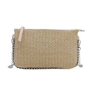 Minimalistische beige Web-Umhängetasche mit Silberkette und Metall-Nietenverzierung