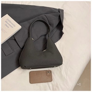 Vue détaillée d'un sac hobo gris foncé texturé avec des clous de protection