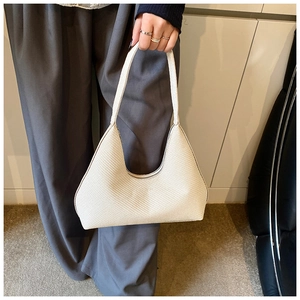 Détail du sac hobo tressé blanc crème avec fermeture éclair métallique et bandoulière