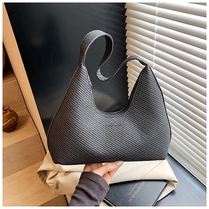 Vue détaillée du sac hobo tissé gris foncé avec un design à motif quadrillé minimaliste